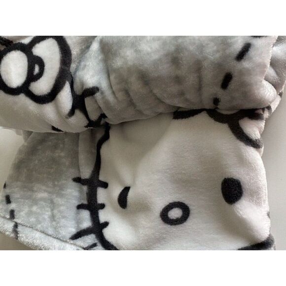HELLO KITTY Blanket Throw 50"x70" Super Soft Plush Gray Pink White NEW - Picture 15 of 15